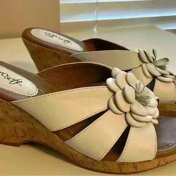 Eurosoft by Sofft Fairley White Wedges Slip on Sandals Faux Leather Flower 11 - Picture 3 of 7